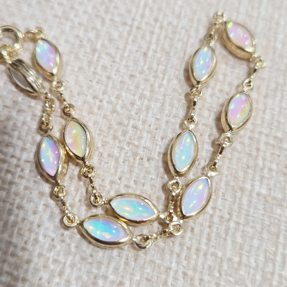 Elegant Gold and Opal Women's Bracelet - Picture 3 of 3